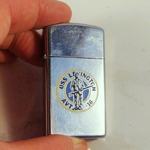 Zabytkowa zapalniczka Zippo USS Lexington AVT-16 z 1980 r., lotniskowiec z podpisem właściciela z tyłu - zabytkowa zapalniczka Zippo - kolekcjonerska zapalniczka