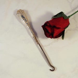 Sterling Silber behandelt Knopf Haken - hübsches Blumenmuster - tolles Sammlerstück
