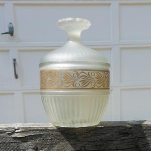Pojemnik na puder Avon w stylu vintage z pokrywką ze szkła żebrowanego z mrożonym szkłem i złotymi akcentami - przedmiot toaletowy, przechowywanie biżuterii lub drobiazgów