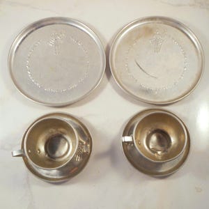 Platos vintage de aluminio para muñecas Little Bo Peep: 2 platos, 2 tazas y platillos. ¡Excelentes artículos de colección!