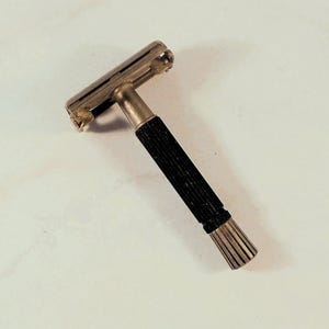Nice Vintage GILLETTE Flare Tip Super Speed Double Edge Safety Razor - 1946 R4 Date Code