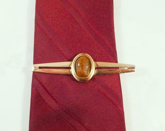 Pinza de corbata Anson chapada en oro de 12 quilates con figura de soldado tallada en ojo de tigre.