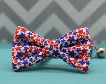 Collar de gato con lazo - Pequeño estampado floral rojo y azul - Separable con cascabel