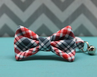 Collar con pajarita para gato, cuadros diagonales rojos y azules, con cascabel