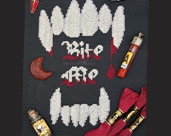 Patrón de punto de cruz "Muérdeme colmillos de vampiro" - Horror de Halloween (Descarga PDF)