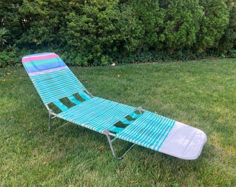 Tumbona de jardín/playa plegable y ajustable de aluminio, estilo vintage de los años 80/90 • Tubo de plástico vinilo Jelly Tube • Rayas turquesas y blancas • ¡Divertida!