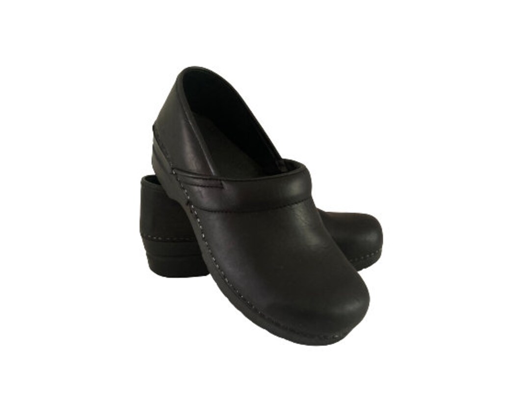 sanita closed back clogs