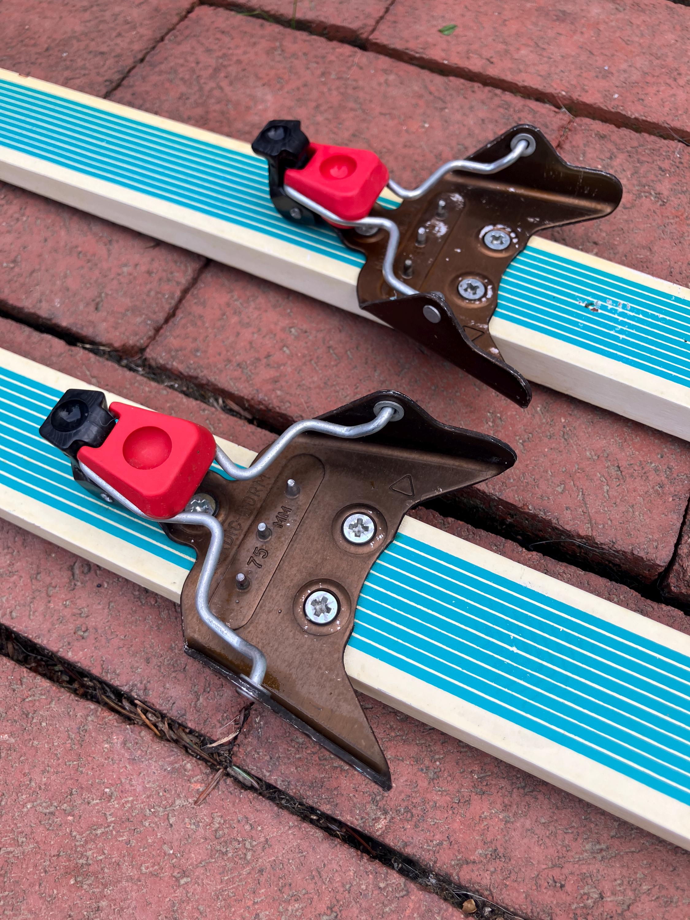 Vintage 1970s JARVINEN BRAVO Fiberglass Snow Skis • 150 Cm • Made