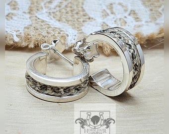Può includere: Un paio di orecchini a cerchio in argento con intricati dettagli a catena e intrecciati. Gli orecchini hanno una chiusura a perno e un elemento floreale decorativo. L'immagine include anche un logo con la scritta "Horse Hair Creations by Dale".