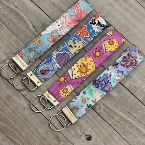 Llavero con linterna de Rapunzel, llavero de Ariel, llavero de pulsera, accesorio para auto inspirado en Castle Sidekick, regalo de dama de honor, media de relleno