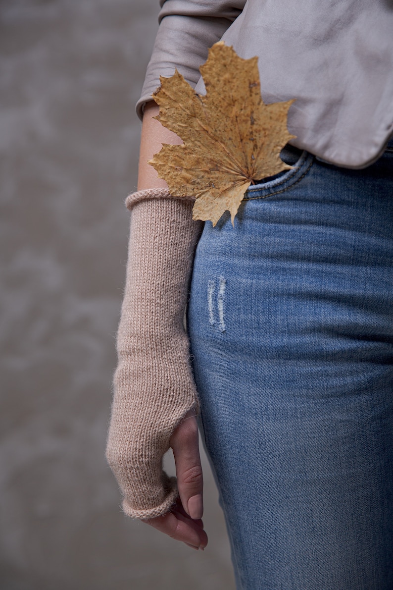 Guanti senza dita in alpaca, manopole scaldabraccia, guanti in lana, guanti da guida, scaldabraccia in maglia, scaldapolsi, accessori invernali da donna immagine 4