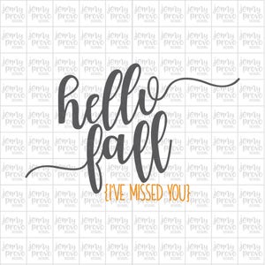 Può includere: Una grafica grigia e bianca con il testo "hello fall" in un font corsivo. Sotto il testo c'è una riga di testo più piccola che recita "I've missed you".