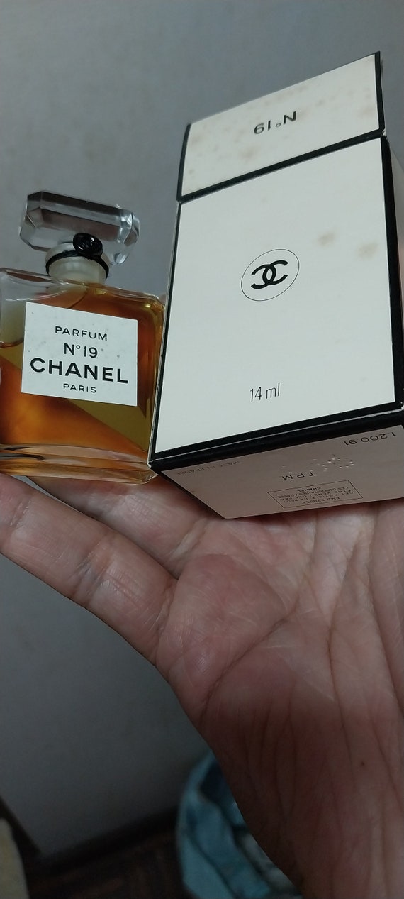 【新品・未開封】シャネル　Ｎ１９　CHANEL PARFUM １４ML Amazon.com : No. 19 by Chanel for Women, Eau De Parfum Spray