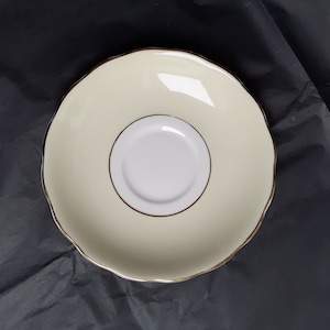 Pires vintage 'Harlequin Ballet' da Colclough em porcelana branca com detalhes em amarelo pastel e dourado.