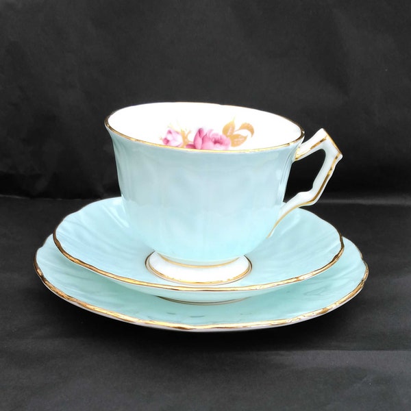 Aynsley Blue Crocus Bone China Afternoon Tea Trio en bleu canard doux avec roses roses et bords dorés