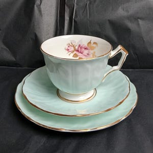 Aynsley Blue Crocus Bone China Tee-Trio in weichem Entenei-Blau mit rosa Rosen und vergoldeten Kanten