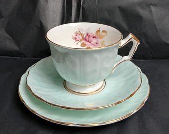 Trío de té de porcelana Aynsley Blue Crocus Bone China en azul pato suave con rosas rosadas y bordes dorados
