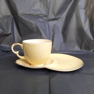 Crown Devon gult 'tennisset' (tekopp och snackstallrik) med gulddetaljer