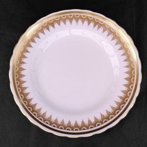 Toskanischer Teeteller aus puderrosa Fine Bone China mit goldenem Fransenmuster