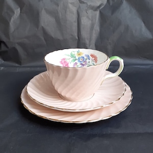 Aynsley Peach Swirl Bone China Tea Trio in Soft Blush Pink with Floral Detailing, Gilt Trims & Green Cup Handle