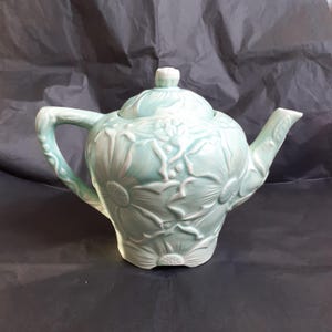 Tetera Kensington Ware &#39;Sunflower&#39; en verde menta pálido