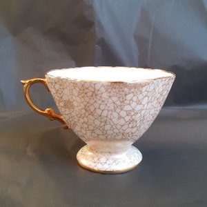 Antyczna filiżanka Hammersley „Golden Cobweb” z delikatnej białej porcelany kostnej z misternymi złoceniami