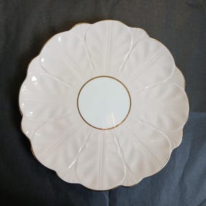 Puede incluir: Un juego de tres tazas de cerámica con un acabado moteado y mate. Las tazas son en tonos crema, gris claro y gris oscuro. Cada taza tiene un diseño simple y minimalista, perfecto para café o té.