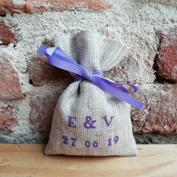 Sachet pour dragées en lin naturel personnalisable, prénom ou inscription en violet et ruban gros grain violet