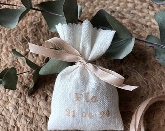 Pochon dragées personnalisé en lin ivoire avec lien en satin taupe clair et inscription sable pour baptême, mariage...