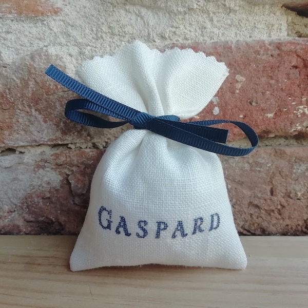 Sachet pour dragées en lin ivoire personnalisé , prénom en bleu nuit et ruban bleu marine, cadeaux invités