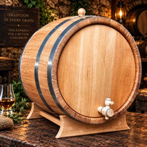 Puede incluir: Un barril de madera de roble claro con dos bandas metálicas oscuras, un grifo de madera en la parte frontal y un pequeño tapón de madera en la parte superior. El barril descansa sobre un soporte de madera curvado y muestra el texto: TRADITION IN EVERY GRAIN OAK BARRELS FOR A BETTER TOMORROW.