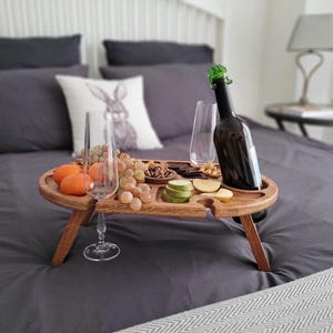 Mesa de picnic portátil para vino y queso: ideal para eventos al aire libre y bodas.