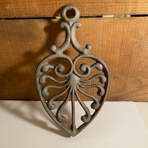 Footed Vintage Cast Iron Trivet - Heart – Primitive Kitchen – Rustic Décor – Farmhouse Country – Wilton Cast Iron – Wrightsville, PA
