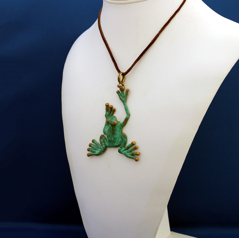 Frog jewelry Science Jewelry Vintage Frog Necklace Toad Jewelry Amphibian Necklace Green Frog Pendant Nature Jewelry Frog Necklace
