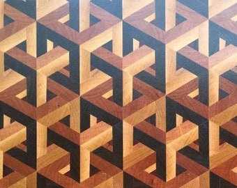 Könnte beinhalten: Nahaufnahme einer Holzoberfläche mit einem sich wiederholenden geometrischen Muster. Das Muster zeigt ineinandergreifende dreidimensionale Formen in Hellbraun-, Dunkelbraun- und Schwarztönen, wodurch eine optische Täuschung entsteht.