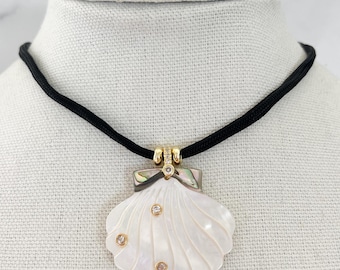 Oversized Shell Necklace Mother of Pearl Shell Pendant Large Seashell Pendant Gold Paperclip Chain Women’s Coastal Necklace Scallop Shell