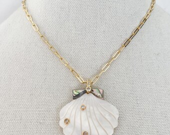 Oversized Shell Necklace Mother of Pearl Shell Pendant Large Seashell Pendant Gold Paperclip Chain Women’s Coastal Necklace Scallop Shell