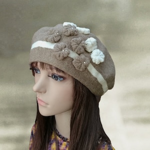 Wool Knit Beret: Women&#39;s Winter Hat with Floral Detail