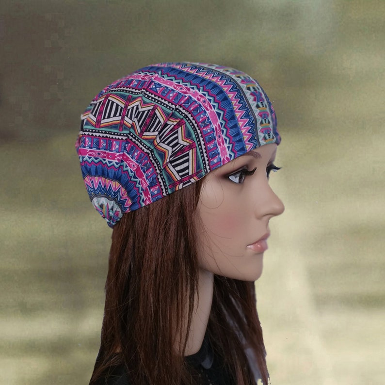 Pode incluir: Um gorro estampado de cores com um design geom&eacute;trico em tons de rosa, azul e branco.