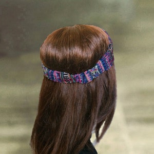 Pode incluir: Uma faixa de cabelo estampada em azul, rosa e branco com uma banda el&aacute;stica.