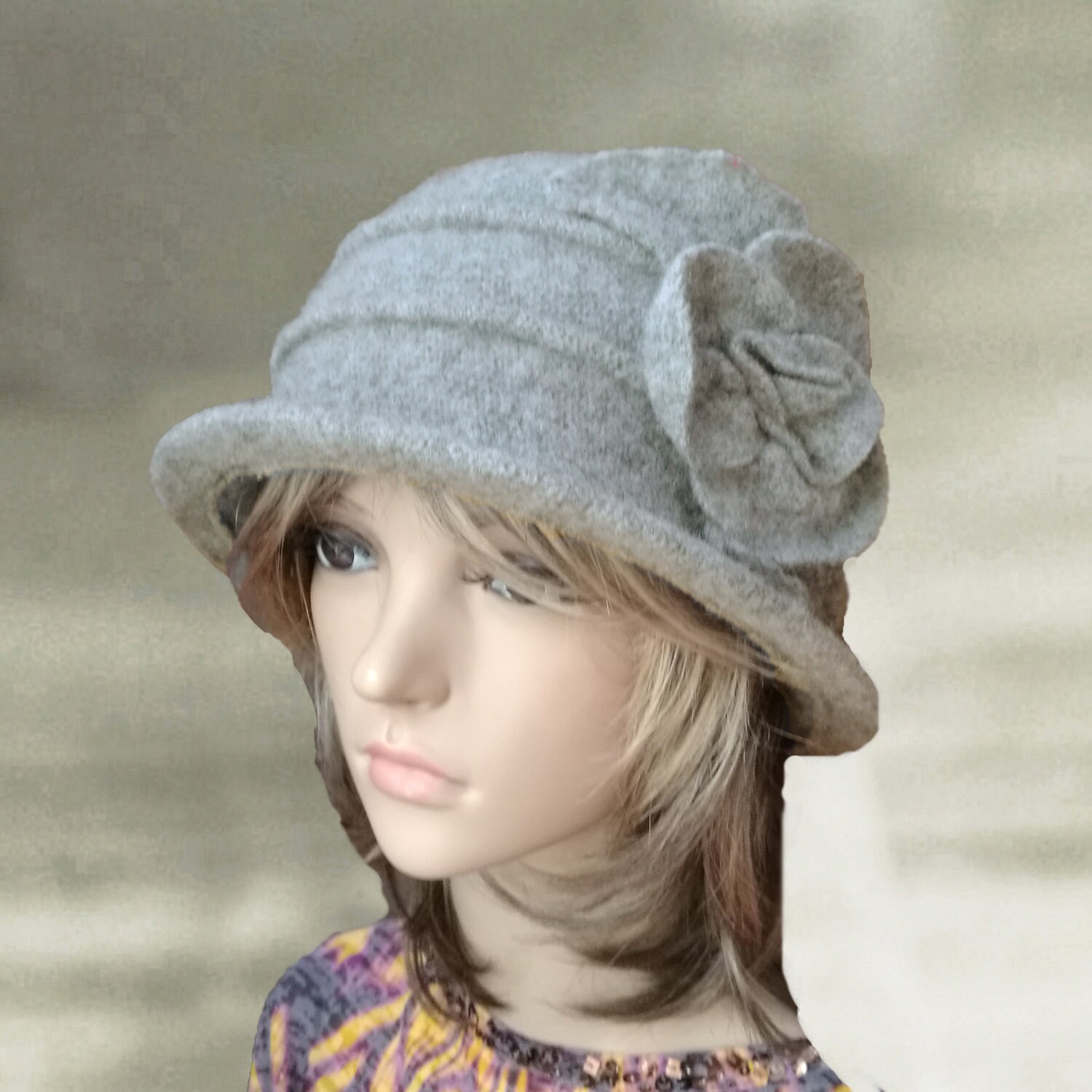 Gray Wool Cloche Hat with Floral Appliqué Handmade Gray Wool Cloche Hat – 1920s Vintage Style Felt  main image 4