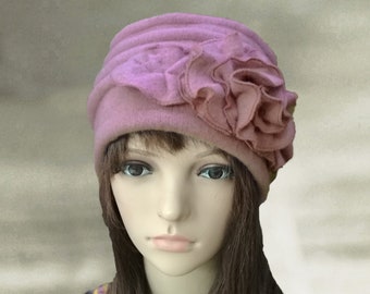 Berretto in lana infeltrita: caldo cappello invernale da donna con fiore