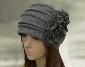 Berretto in lana infeltrita nera: cappello invernale da donna con fiore