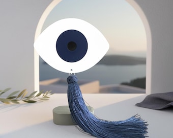 Boze oog-tafeldecor: Grieks minimalistisch beeldhouwwerk met kwastje