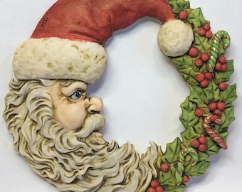 Artista Neil Eyre Eyre Designs Lg Corona de árbol de Navidad Santa Acebo Hiedra Bayas Bastones de caramelo Luna creciente Imán / Soporte de exhibición HECHO EN EE. UU.