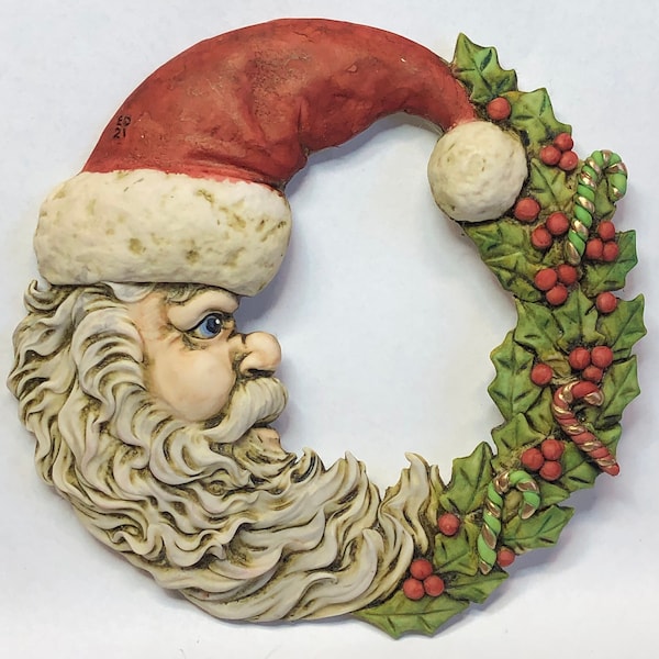 Neil Eyre Artiste Eyre Designs Couronne de sapin de Noël Lg Santa Holly Ivy Berries Cannes de bonbon croissant de lune Aimant / Présentoir USA MADE