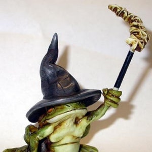 L'artiste Neil Eyre Eyre a conçu une baguette magique d'Halloween avec un chapeau de sorcière, une grenouille, un crapaud et des étoiles de sorcellerie FABRIQUÉE AUX ÉTATS-UNIS