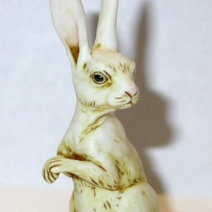 L'artiste Neil Eyre Eyre a conçu un lapin lièvre blanc ou gris sur une pierre naturelle au choix COULEUR du lapin fait main USA Limited