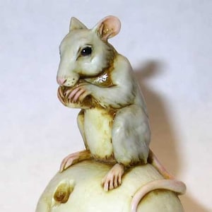 Taburete de sapo con forma de hongo botón, diseño de ratón gris 3D de Neil Eyre Eyredesigns, edición limitada