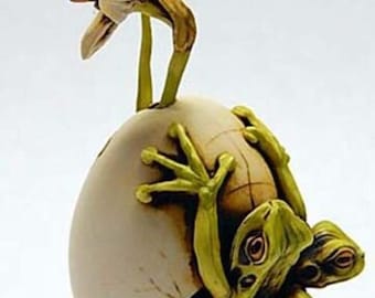 El artista Neil Eyre diseña una escultura de rana arbórea, sapo, huevo de Pascua agrietado y flor de narciso primaveral.